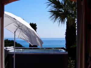 Villa Riviera, Sea view, Pool, Jacuzzi, Sauna, Walk to the beach