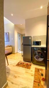 Modern Beautiful 1 Br apartment!