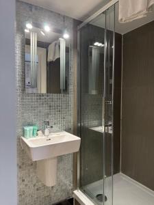 Standard Studio (3 Adults) room in Hyde Park Suites