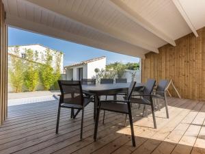 Villas Maison familiale pour 10 avec patio et piscine a La Flotte - FR-1-835-29 : photos des chambres