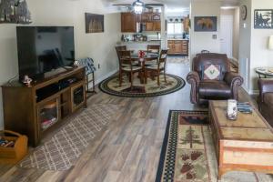 1 Mi to Dtwn Pigeon Forge! Mtn-View Gem with Balcony