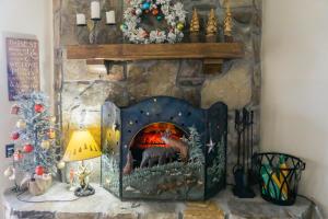 1 Mi to Dtwn Pigeon Forge! Mtn-View Gem with Balcony