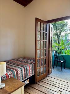 Casa dos Pássaros na areia a 20m da Praia da Baleia com 3 suítes e 1 dorm com ar condicionado, wifi, smart tv, cozinha completa e churrasqueira