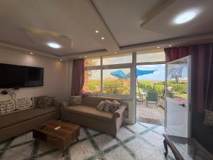 شاليه ثلاث غرف ارضي بحديقة علي بحر مباشر في معمورة الشاطئ الإسكندرية