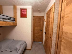 Appartements Les Saisies - Studio Cabine avec Garage pour 4-5 personnes, ensoleille, vue sur pistes, non fumeur - FR-1-293-152 : photos des chambres