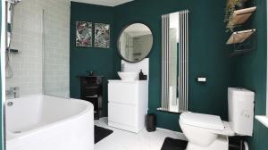 Modern 2 bed house in Enfield with private driveway parking