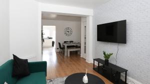 Modern 2 bed house in Enfield with private driveway parking