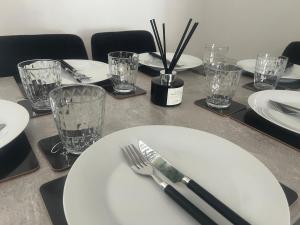 Modern 2 bed house in Enfield with private driveway parking