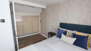 Modern 2 bed house in Enfield with private driveway parking