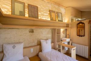 B&B / Chambres d'hotes La Ferme du golf, gite atypique et artistique : photos des chambres