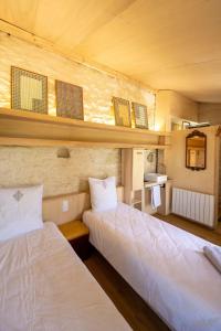 B&B / Chambres d'hotes La Ferme du golf, gite atypique et artistique : photos des chambres