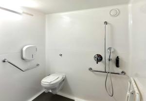 Hotels B&B HOTEL Cergy Pierrelaye : Chambre Double - Accessible aux Personnes à Mobilité Réduite 
