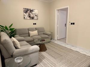 Modern 1BR, Cozy Living Room ,70 in TV, Self Check-In