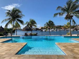 Villa Devries C3, Jan Thiel, Private Beach front, Pool