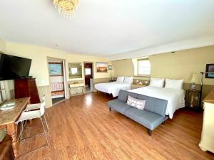 Deluxe Studio room in The Montauk Soundview