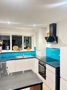 2 Bed-Sleeps 5-Private Garden-Free Parking