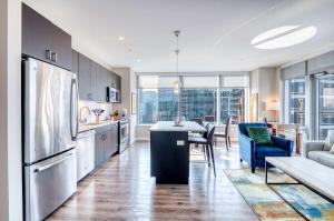 Luxury Apt with Balcony In Seaport