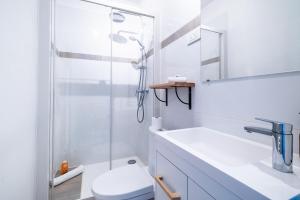 Appartements MonAppart-Hotel - Appartement Lumineux avec Clim et Parking : photos des chambres