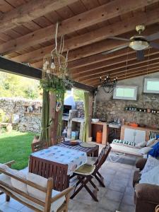 La antigua escuela bajo la Tesla