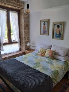 La antigua escuela bajo la Tesla