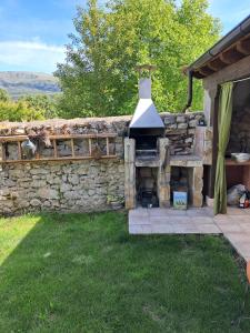 La antigua escuela bajo la Tesla