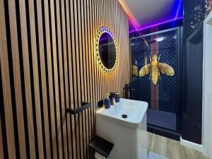 FINN VILLAGE - Loch Lomond Villa - THE JUNGLE ROOM with a PRIVATE HOT TUB