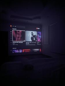 شقق فاخرة بحي الروضة مع سينما بغرفة النوم