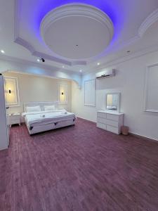 شقق فاخرة بحي الروضة مع سينما بغرفة النوم