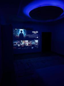 شقق فاخرة بحي الروضة مع سينما بغرفة النوم