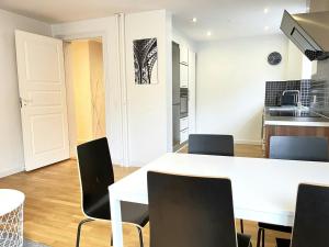 Central and Spacious Apartment for 8 in Vestbyen