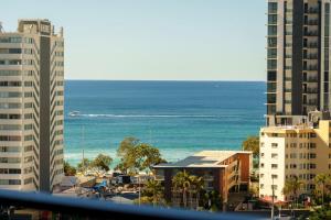 Chic 1BR Getaway Steps from Beach and Surfers Paradise