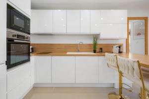 Ô Soleil Bright Apartment with Terrace and Private Parking