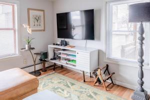 Downtown Lakefront Hideaway