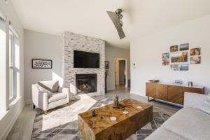 7 Mi to Dtwn Asheville Apt with Sauna Access!