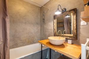 Le Contemporain - Terrace & Near Montmartre