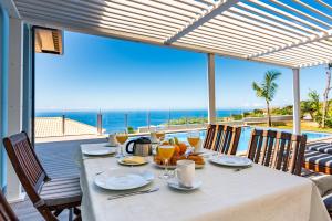 Villa Pinheira IV -Heated swimming pool and jacuzzi - 4hvězdičkové hotely ve městě Calheta