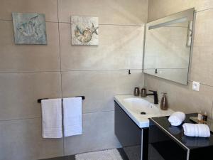 Suite MOOREA dans villa avec piscine au calme, proche plages