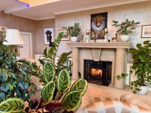 FINN VILLAGE Loch Lomond Villa - THE BLACK ROOM with Private Jacuzzi-Style Bath