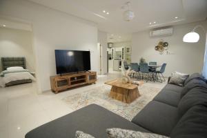 Apartment with Private Entrance - 1A