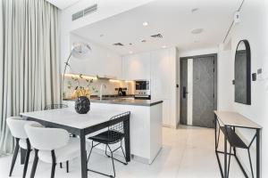 Venetian - Relax in your private pool balcony in Dubai