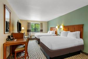 2 Queen Jacuzzi room in Beachfront Hotel Houghton Lake