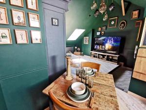 LES CLES DES REMPARTS - Appartement privé à thème tout équipé - Atypique - Centre Saint-Lô - Gare - Haras - Parking public gratuit - Entrée autonome - Wifi - Netflix - TV XXL - Lit 160x200