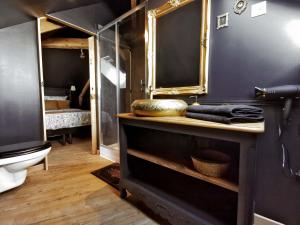 LES CLES DES REMPARTS - Appartement privé à thème tout équipé - Atypique - Centre Saint-Lô - Gare - Haras - Parking public gratuit - Entrée autonome - Wifi - Netflix - TV XXL - Lit 160x200