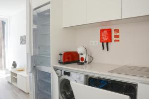 Casa Luminosa - 160m to the beach, located in the Historical Center of Sesimbra