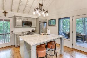 Family-Friendly Dadeville Cabin with Hot Tub and Porch