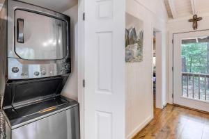 Family-Friendly Dadeville Cabin with Hot Tub and Porch