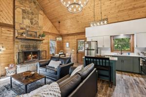 Cozy Timbers by Beyond Expectations w Hot Tub