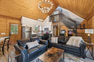 Cozy Timbers by Beyond Expectations w Hot Tub