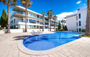Beach 1Min! & Pool - Private Parking, AC & WiFi