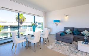 Beach 1Min! & Pool - Private Parking, AC & WiFi